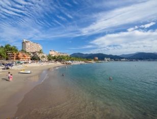 7 departamentos frente a la playa en Puerto Vallarta por menos de $150K