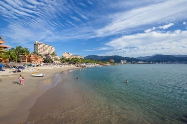 7 departamentos frente a la playa en Puerto Vallarta por menos de $150K