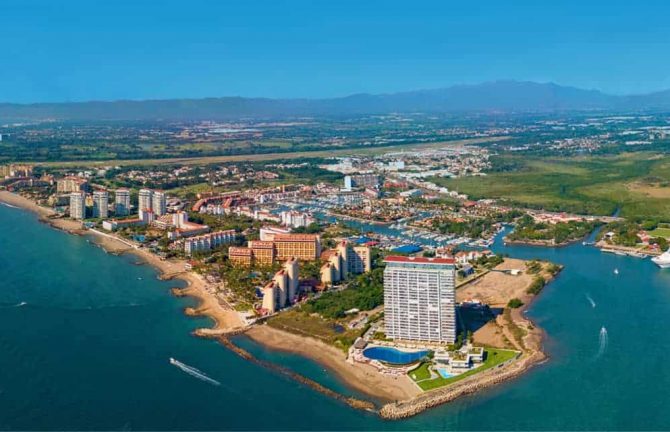 Puerto Vallarta se prepara para la temporada alta.